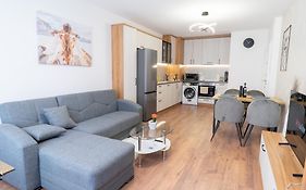 New Modern & Cozy Apartment With Free Private Parking And Ev Charging Station